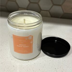 Bath and Body Works Single Wick Candle Snowy Peach Berry